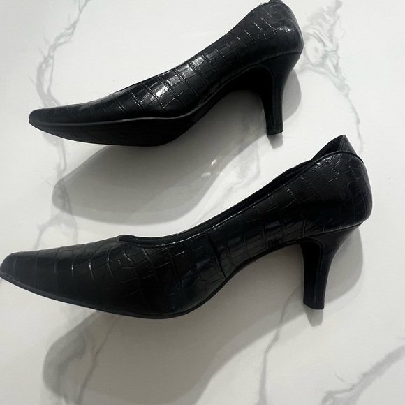 Life Stride Black Vegan Croc Embossed 3” Pumps Women’s size 8 - Picture 3 of 6